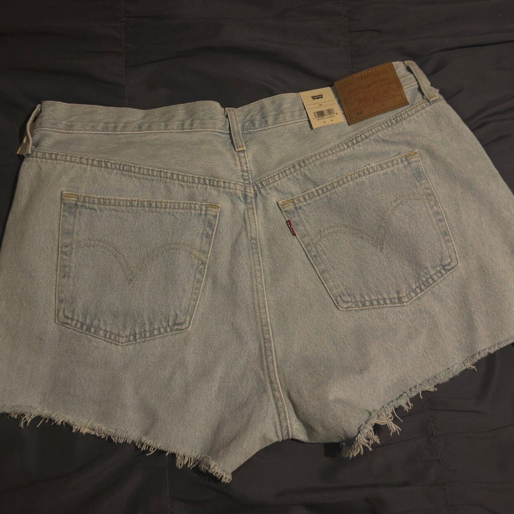 NEW Levi shorts - Picture 2 of 3